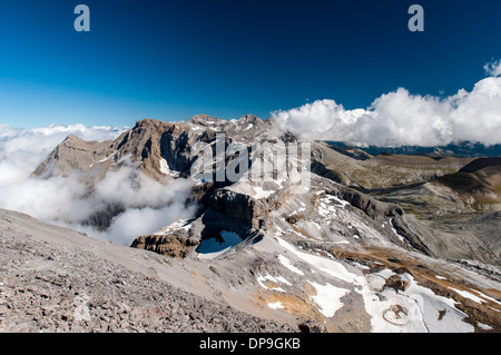 Vue depuis le sommet Le Taillon (3144m) direction pointe Bazillac, Breche de Roland et le casque dans les Pyrénées espagnol / français Banque D'Images