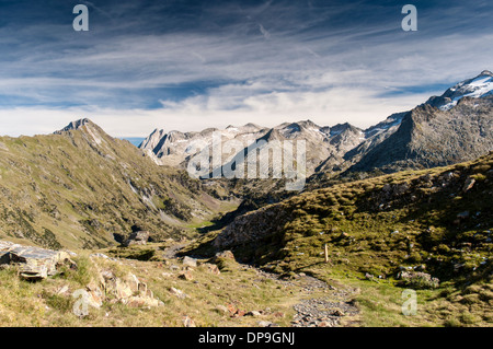 Vue depuis la porte de Benasque vers la vallée du Rio Esera, dans les Pyrénées espagnoles Banque D'Images