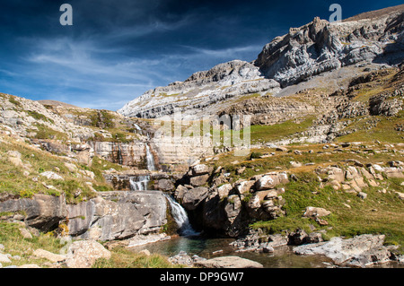 Cascade de l'Rivereta Barranco dans le Circo de Cotatuero, Parc National de la vallée d'Ordesa Banque D'Images