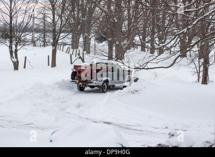 Camion 4x4 avec élimination d'un chasse-neige farm entrée après une forte tempête de neige. Du sable dans l'arrière du camion est utilisé pour peser vers le bas Banque D'Images