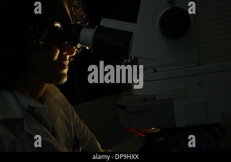 Quito, Equateur. Jan 9, 2014. Un biochimiste examine une partie de l'eau dans un laboratoire de contrôle de qualité, à Quito, capitale de l'Équateur, le 9 janvier, 2014. L'Entreprise municipale d'eau potable et d'assainissement de Quito (EPMAPS, pour son sigle en espagnol), a mis en œuvre divers contrôles de la qualité pour accomplir les paramètres exigés par l'organisation de contrôle, comme l'eau de formation en Équateur , testeurs qui peuvent distinguer les saveurs de l'eau d'offrir un service de qualité de l'eau potable pour les citoyens de la capitale équatorienne. © Santiago Armas/Xinhua/Alamy Live News Banque D'Images