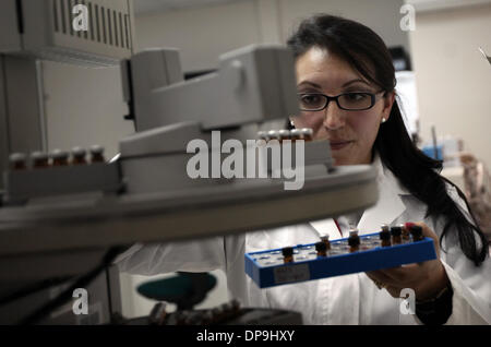 Quito, Equateur. Jan 9, 2014. Un biochimiste travaille dans un laboratoire de contrôle de qualité, à Quito, capitale de l'Équateur, le 9 janvier, 2014. L'Entreprise municipale d'eau potable et d'assainissement de Quito (EPMAPS, pour son sigle en espagnol), a mis en œuvre divers contrôles de la qualité pour accomplir les paramètres exigés par l'organisation de contrôle, comme l'eau de formation testeurs dans l'Equateur, qui permet de distinguer les saveurs de l'eau d'offrir un service de qualité de l'eau potable pour les citoyens de la capitale équatorienne. © Santiago Armas/Xinhua/Alamy Live News Banque D'Images