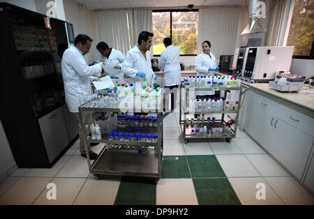 Quito, Equateur. Jan 9, 2014. Les biochimistes travaillent dans un laboratoire de contrôle de qualité, à Quito, capitale de l'Équateur, le 9 janvier, 2014. L'Entreprise municipale d'eau potable et d'assainissement de Quito (EPMAPS, pour son sigle en espagnol), a mis en œuvre divers contrôles de la qualité pour accomplir les paramètres exigés par l'organisation de contrôle, comme l'eau de formation testeurs dans l'Equateur, qui permet de distinguer les saveurs de l'eau d'offrir un service de qualité de l'eau potable pour les citoyens de la capitale équatorienne. © Santiago Armas/Xinhua/Alamy Live News Banque D'Images
