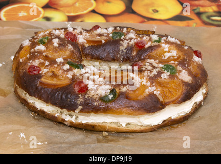 Un gâteau fait maison fraîchement sorti du roi qui est associé à la fête de l'Epiphanie dans la saison de Noël dans de nombreux pays Banque D'Images