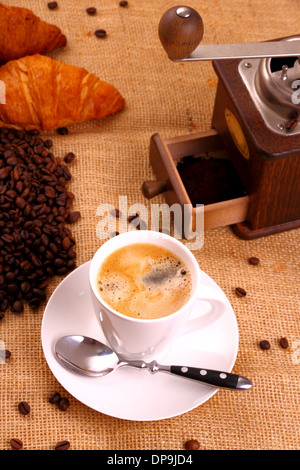 Café au moulin à café et tasse blanche, verticale Banque D'Images