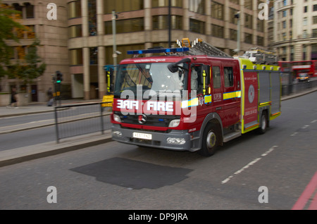 London Fire Brigade (moteur de Bethnal Green) sur l'A3, au centre de Londres. Banque D'Images