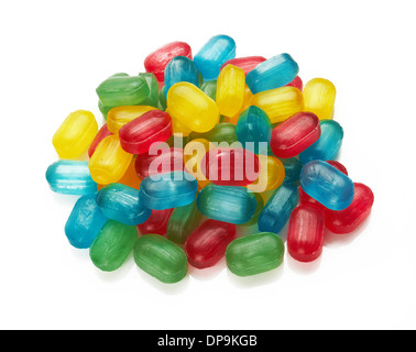 Assortiment de bonbons colorés sur fond blanc Banque D'Images