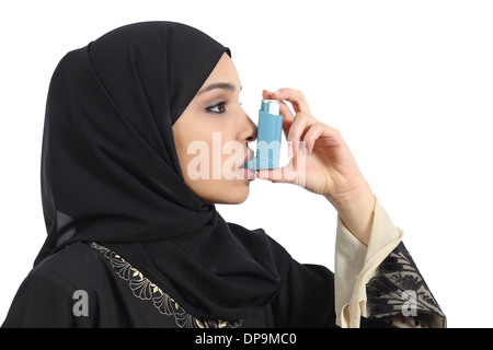 L'Arabie saoudite la respiration sur une femme asthmatique asthme inhalateur isolé sur fond blanc Banque D'Images