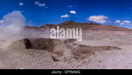 Sol de Mañana Geysers situé dans le sud-ouest de la Bolivie dégagent de la vapeur à partir de grands trous dans le sol qui contiennent de la boue bouillante. Banque D'Images