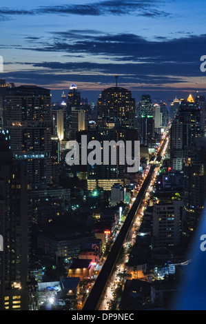 Incroyable vue sur la ville à partir d'un bar sur le toit à Bangkok, Thaïlande Banque D'Images