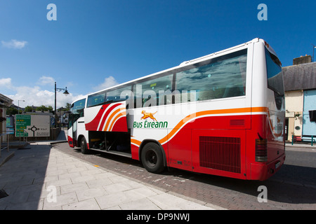 Un Bus Éireann est la principale gare routière à Ballyshannon, en Irlande avec son assurance cpmartment ouvrir pendant le chargement de passagers Banque D'Images