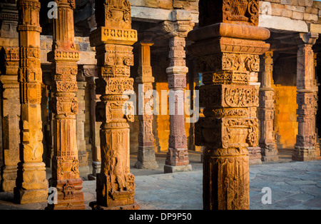 Qûtb Minâr Qûtb Tower‎ (L), également connu sous le nom de Qutb Minar et Qutab Minar, est le plus haut minar (73 mètres) en Inde Banque D'Images