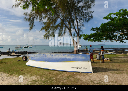 Village de Cap Malheureux avec l'île de Coin de Mire dans la distance, l'île Maurice. Banque D'Images