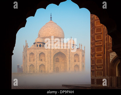 Le Taj Mahal est un mausolée de marbre blanc situé à Agra, Uttar Pradesh, Inde Banque D'Images