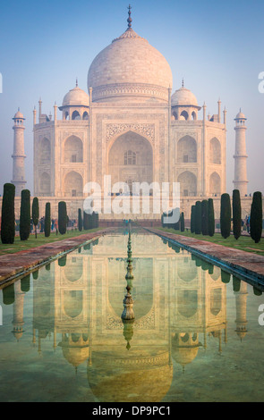 Le Taj Mahal est un mausolée de marbre blanc situé à Agra, Uttar Pradesh, Inde Banque D'Images