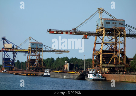 Grues de quai, bateaux de navigation intérieure et les chalands amarrés dans le port de Gand, Flandre orientale, Belgique Banque D'Images