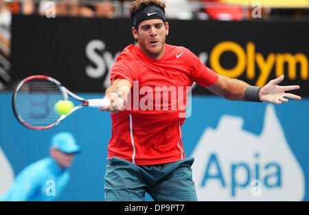 Sydney, Australie. 10 janvier, 2014. Juan Martin Del Potro d'Argentine renvoie la balle au cours de la demi-finale du tournoi contre Dmitry Tursunov de la Russie à l'International d'Apia 2014 Tournoi de Tennis de Sydney à Sydney, Australie, le 10 janvier 2014. Del Potro a gagné 2-0. Credit : Jin Linpeng/Xinhua/Alamy Live News Banque D'Images