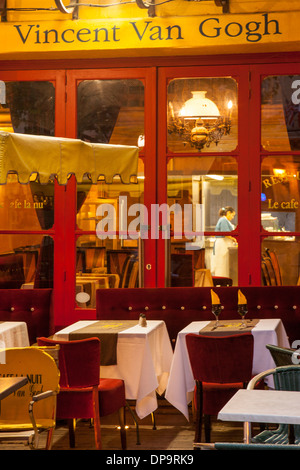 Vincent Van Gogh restaurant rendu célèbre par la peinture de Van Gogh, Café de Nuit, Arles Provence, France Banque D'Images