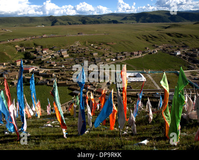 Lungta et Darchor les drapeaux de prières bouddhistes Tibétains au Tibet, en Chine. Banque D'Images