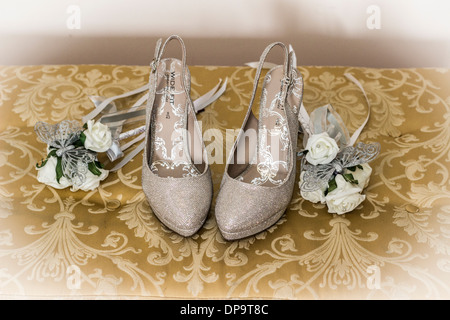 Arrangement de fleurs et chaussures de brides Banque D'Images
