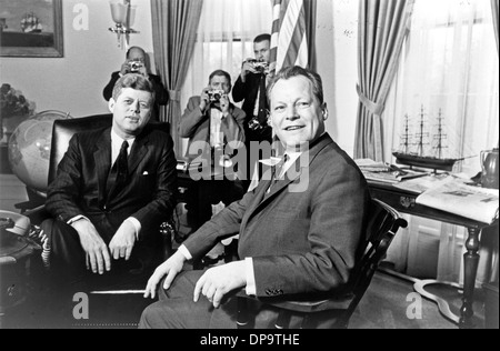 Rencontre avec John F. Kennedy et homme d'État allemand Willy Brandt, homme politique à la Maison Blanche. Banque D'Images