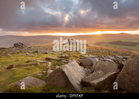 Coucher de Belstone Tor Tor supérieur surplombant le Parc National de Dartmoor, le Devon Uk Banque D'Images