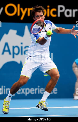 Sydney, Australie. 10 janvier, 2014. Sergiy Stakhovsky de Lukraine hits un retour au cours de la demi-finale du tournoi contre Bernard Tomic de l'Australie à l'Apia 2014 Tournoi de Tennis International de Sydney à Sydney, Australie, le 10 janvier 2014. Bernard Tomic a gagné 2-1 à la finale. Credit : Jin Linpeng/Xinhua/Alamy Live News Banque D'Images