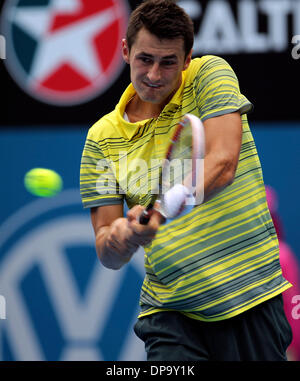 Sydney, Australie. 10 janvier, 2014. Bernard Tomic d'Australie hits un retour au cours de la demi-finale du tournoi contre Sergiy Stakhovsky de l'Ukraine à l'Apia 2014 Tournoi de Tennis International de Sydney à Sydney, Australie, le 10 janvier 2014. Bernard Tomic a gagné 2-1 à la finale. Credit : Jin Linpeng/Xinhua/Alamy Live News Banque D'Images