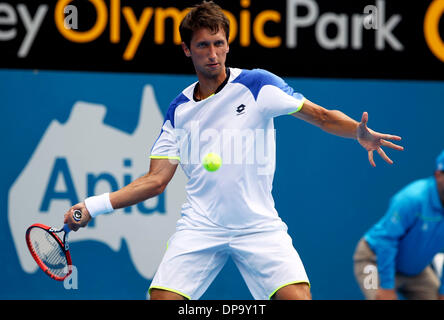 Sydney, Australie. 10 janvier, 2014. Sergiy Stakhovsky de Lukraine hits un retour au cours de la demi-finale du tournoi contre Bernard Tomic de l'Australie à l'Apia 2014 Tournoi de Tennis International de Sydney à Sydney, Australie, le 10 janvier 2014. Bernard Tomic a gagné 2-1 à la finale. Credit : Jin Linpeng/Xinhua/Alamy Live News Banque D'Images