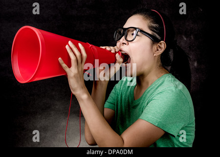 Asian woman yelling tournage en studio Banque D'Images
