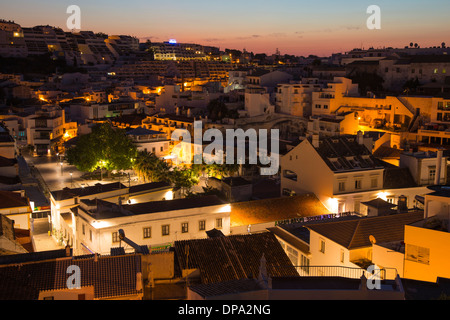 Centre de la vieille ville d'albufeira au crépuscule. Banque D'Images