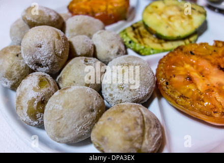 Tenerife, Îles Canaries - salé Papas arrugadas, pommes de terre bouillies dans l'eau de mer et cuit au four, avec des légumes concombre tomate Banque D'Images