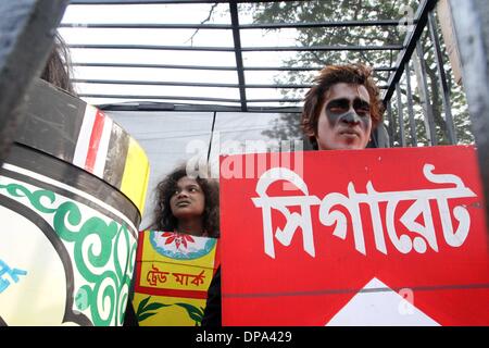 Dhaka, Bangladesh. 10 janvier, 2014. Jeunes bangladais, vêtus de tabac et cigarettes, participer à une campagne contre l'utilisation du tabac à Dhaka, Bangladesh, le 10 janvier 2014. Selon l'Organisation mondiale de la Santé (OMS) 57 000 personnes sont mortes et 3, 82 000 personnes deviennent invalides en raison de maladies liées au tabac chaque année au Bangladesh. Banque D'Images