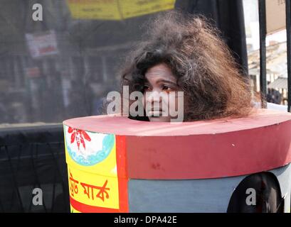 Dhaka, Bangladesh. 10 janvier, 2014. Jeunes bangladais, vêtus de tabac et cigarettes, participer à une campagne contre l'utilisation du tabac à Dhaka, Bangladesh, le 10 janvier 2014. Selon l'Organisation mondiale de la Santé (OMS) 57 000 personnes sont mortes et 3, 82 000 personnes deviennent invalides en raison de maladies liées au tabac chaque année au Bangladesh. Banque D'Images