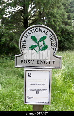 National Trust signe sur le chemin vers le point de vue à poster Knott, Bowness-On-Windermere au-dessus du Lake District, Cumbria, England, UK Banque D'Images