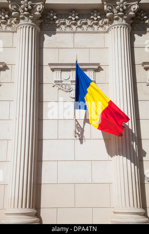 Drapeau roumain sur l'Athénée Roumain, Piata Revolutiei, Bucarest, Roumanie Banque D'Images