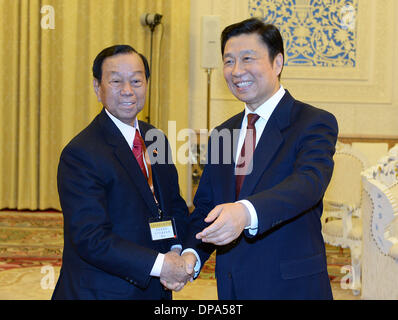 Beijing, Chine. 10 janvier, 2014. Le Vice-président chinois Li Yuanchao (R) rencontre avec une délégation du Conseil de District Présidents de Hong Kong dirigé par Lau Wong Fat (L) à Beijing, capitale de la Chine, 10 janvier 2014. © Liu Jiansheng/Xinhua/Alamy Live News Banque D'Images