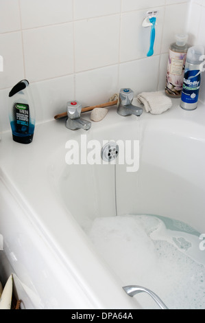 Le remplissage d'une baignoire avec eau chaude et froide de robinets Banque D'Images