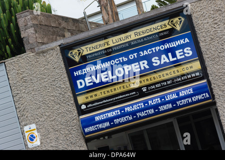 Plaza del Duque, centre commercial de luxe sur la Costa Adeje Tenerife. Real estate property sales avec la clientèle russe ou ukrainienne. Banque D'Images