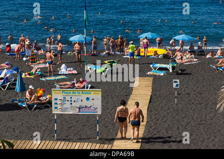 Tenerife, Îles Canaries - Playa de la Arena. La plage de lave noire est populaire en hiver (novembre) soleil. Banque D'Images