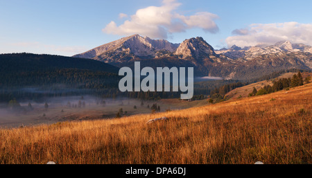 Vue magnifique des montagnes dans le parc national de Durmitor Banque D'Images
