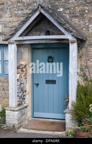 Chalet traditionnel en pierre porte avant dans les Cotswolds village de Lower Slaughter. Banque D'Images