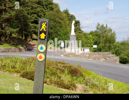 Un post indiquant un sentier de randonnée dans le Glen of Aherlow, Co Tipperary, Irlande. Banque D'Images