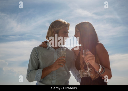 Couple celebrating with champagne Banque D'Images