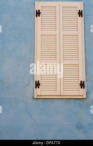 Belle photo de volets vintage sur fond de mur bleu. Banque D'Images