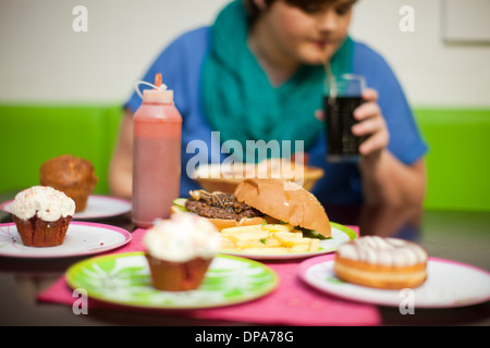 Young woman in cafe avec table de nourriture Banque D'Images