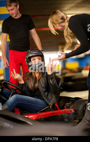 Teenage girl sitting in rendez-vous panier après accident Banque D'Images