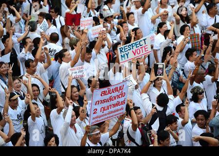 Bangkok, Thaïlande. 10 janvier, 2014. Assister à un rassemblement pour les résidents de soutenir les élections le 2 février et protester contre l'arrêt planifié 'Bangkok' conduit par un manifestant anti-gouvernement le 13 janvier à Bangkok, Thaïlande, 10 janvier 2014. La Commission électorale (CE) de la Thaïlande a demandé instamment au gouvernement de renoncer à l'élection du 2 février qu'elle est vouée à l'échec, la CE a déclaré ici le vendredi. Credit : Qin Qing/Xinhua/Alamy Live News Banque D'Images