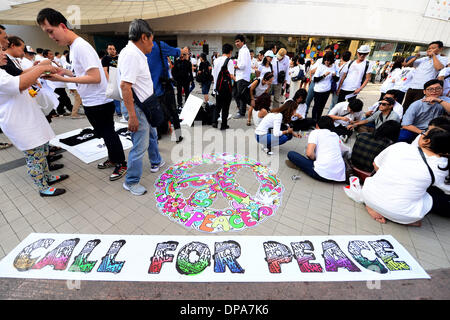 Bangkok, Thaïlande. 10 janvier, 2014. Assister à un rassemblement pour les résidents de soutenir les élections le 2 février et protester contre l'arrêt planifié 'Bangkok' conduit par un manifestant anti-gouvernement le 13 janvier à Bangkok, Thaïlande, 10 janvier 2014. La Commission électorale (CE) de la Thaïlande a demandé instamment au gouvernement de renoncer à l'élection du 2 février qu'elle est vouée à l'échec, la CE a déclaré ici le vendredi. Credit : Qin Qing/Xinhua/Alamy Live News Banque D'Images