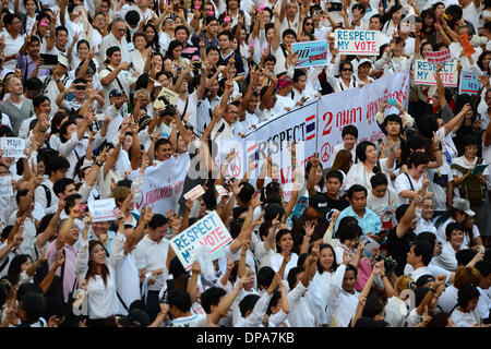 Bangkok, Thaïlande. 10 janvier, 2014. Assister à un rassemblement pour les résidents de soutenir les élections le 2 février et protester contre l'arrêt planifié 'Bangkok' conduit par un manifestant anti-gouvernement le 13 janvier à Bangkok, Thaïlande, 10 janvier 2014. La Commission électorale (CE) de la Thaïlande a demandé instamment au gouvernement de renoncer à l'élection du 2 février qu'elle est vouée à l'échec, la CE a déclaré ici le vendredi. Credit : Qin Qing/Xinhua/Alamy Live News Banque D'Images